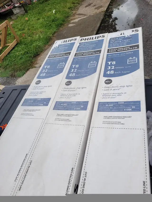 NIB Philips Alto 48" T8 32W fluorescent bulbs 216 available