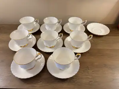 Lot 8 tasses 9 soucoupes Royal Albert Val D’Or Bone china Engla, View more