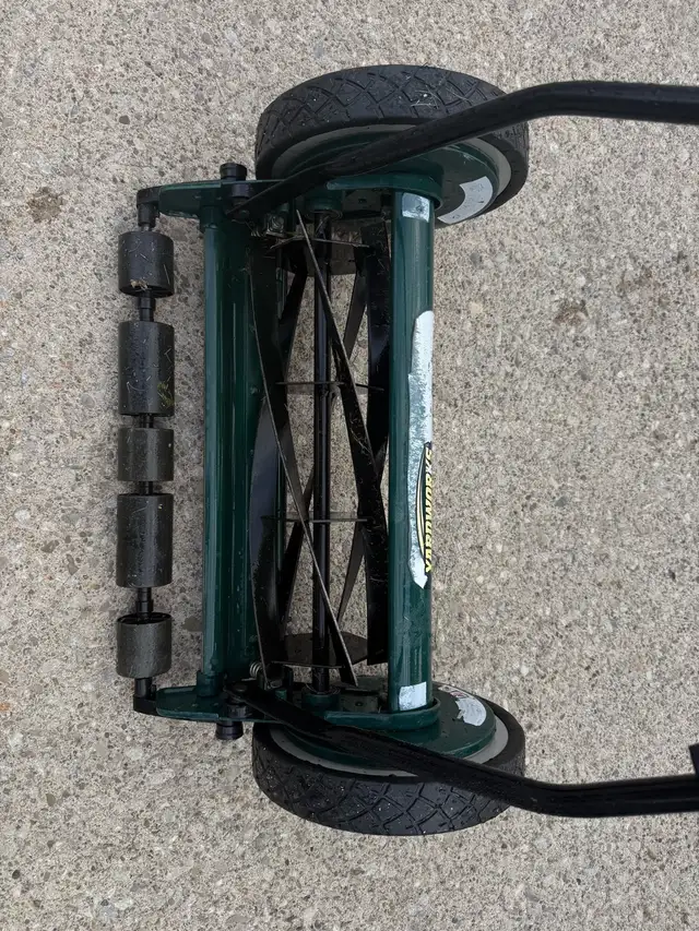 Yardworks 16-inch Reel Mower in Lawnmowers & Leaf Blowers in Mississauga / Peel Region - Image 3