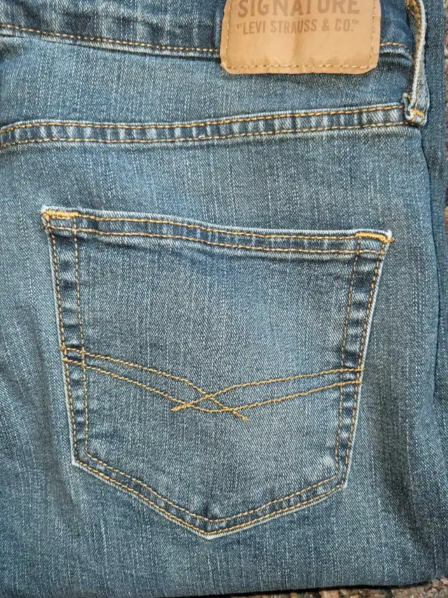32×34 signature Levi jeans in Men's in Napanee - Image 5