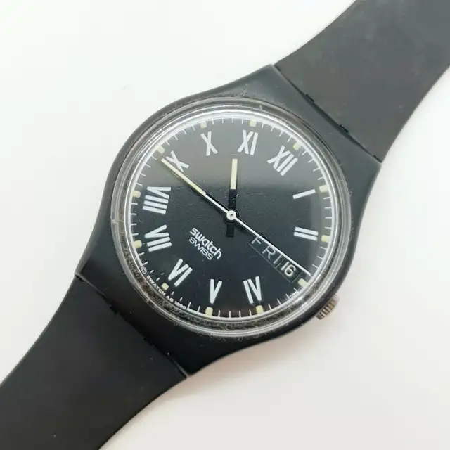 Swatch Date Watch 1990 Black and White Roman Numerals Vintage 90 in Jewellery & Watches in Longueuil / South Shore - Image 2