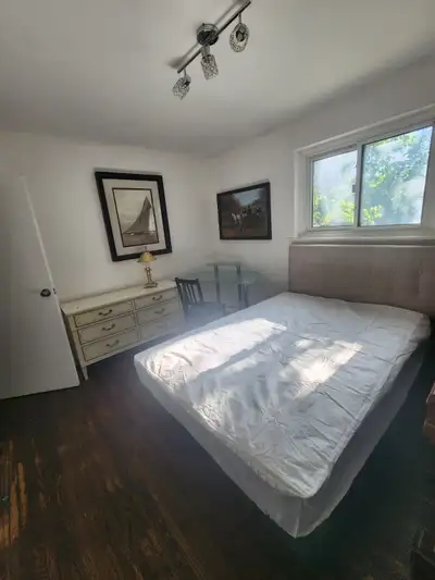 Steeles W at Bathurst St North York furn'd pvt Room for female