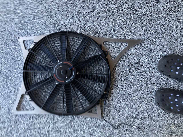 BMW Mishimoto Electric Fan in Engine & Engine Parts in Calgary - Image 2