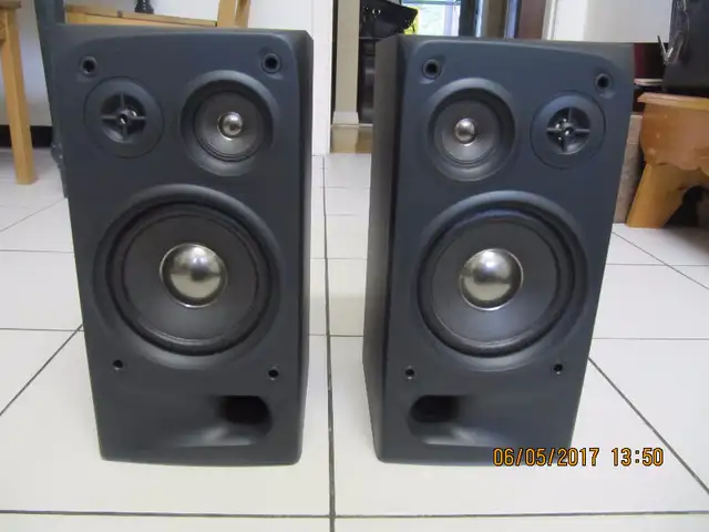 Classic Hitachi HS-AX15 Black Wood Bookshelf Speakers Circa1990s in Arts & Collectibles in Mississauga / Peel Region - Image 3