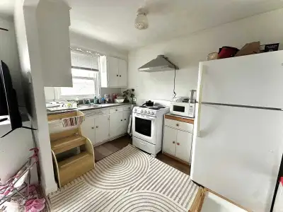 $1,450 + Hydro – Bright 1 Bedroom (2nd Floor) – Haig St Spacious 800 sq ft open-concept 1-bedroom ap...