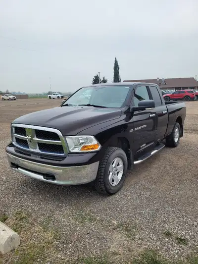 2011 Dodge Ram 1500 SLT 4x4 - 191 000 kms. 5.7L Hemi Engine with remote start. No Hail Damage. Well...