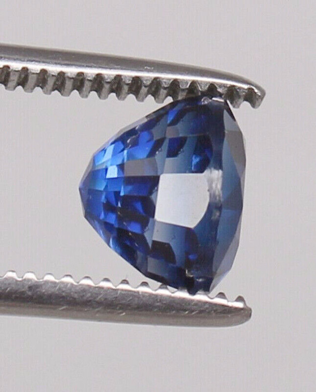 Fabulous Natural Royal Blue Sapphire Gemstone. Round Cut 5.30 Ct in Jewellery & Watches in Gatineau - Image 3