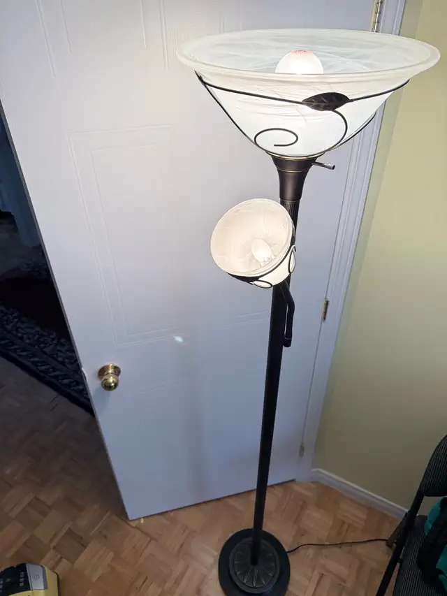 Lamp on metal stand in Indoor Lighting & Fans in Laval / North Shore - Image 4