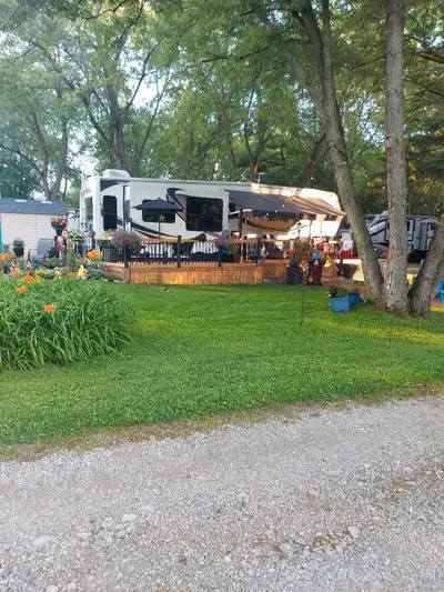 39.9 foot 5th wheel , great shape, very well maintained. Comes with a 8x10 shed, lawnmower, barbecue...
