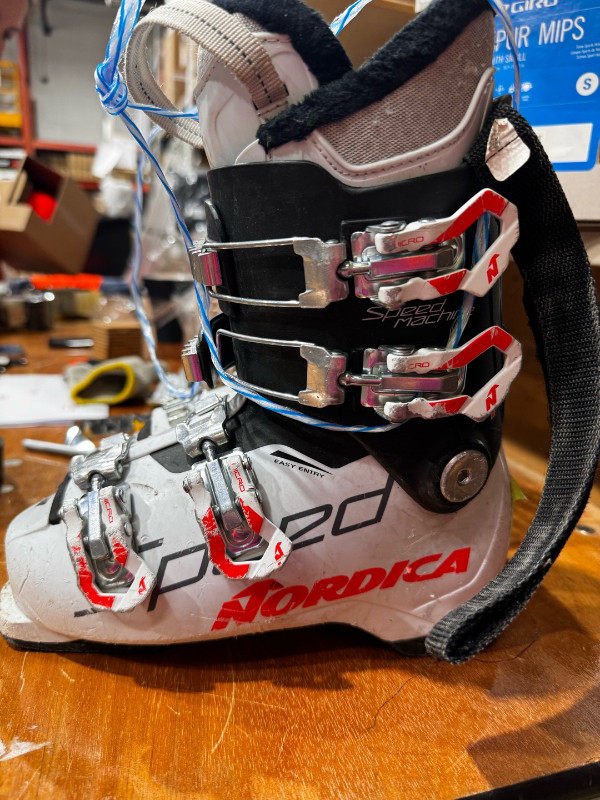 Junior 21.5 Ski Boots Nordica Speedmachine J4 U in Ski in Calgary - Image 3
