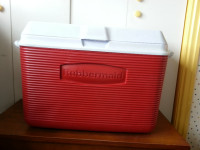 RUBBERMAID  CAMPING  COOLER
