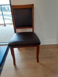 2 chaises en bois et simili-cuir bonne condition