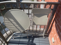 IKEA outdoor table and chair / Table chaise patio