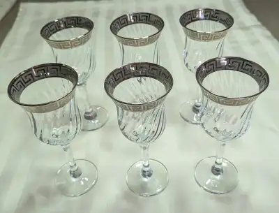 Made in Italy. Set of 6 Crystal Wine Glasses 7" tall, 3" diameter at the top. Swirl glass pattern, G...