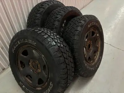 x4Pneus d’hiver 235/70/16 Snowtrakker Pacemark montées sur roues d’acier, 5x114.3. En bonnes conditi...