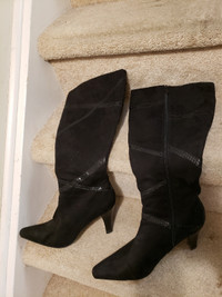 Black colour women's Boots , high heels , size 10, gently used 