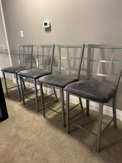 These are a set of four used counter height chairs, each featuring a comfortable 24.5-inch seat heig...