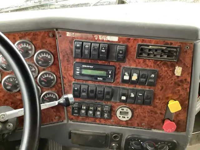 2004 Western Star Tridrive in Heavy Trucks in Regina - Image 9