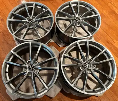 I’m selling a set of great condition rims off a 2024 VW Golf R with 10000km. They are OEM VW Pretori...