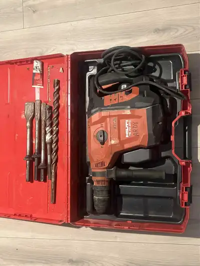 Hilti rotary hammer TE 70-ATC/AVR 120 volt corded Comes with everything in picture Great condition W...