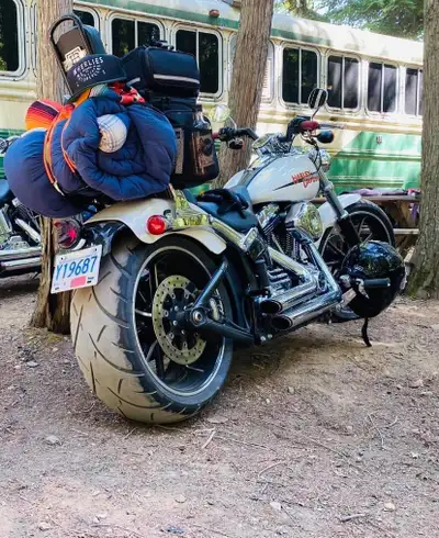 One owner, I bought it new at Kelowna Harley Has quick attach sissybar with luggage rack, sundowner...