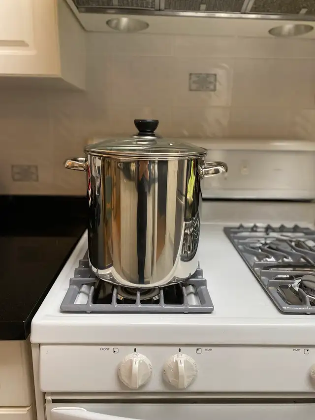 Brand New Stock Pot with Lid in Other in Oakville / Halton Region - Image 2