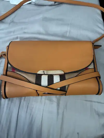 Burberry purse 100% authentic to my knowledge , View more