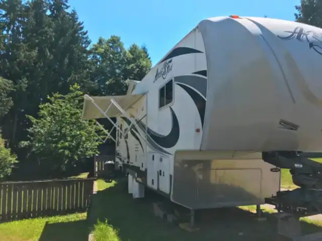 Artic Fox 5th wheel RV in Travel Trailers & Campers in Comox / Courtenay / Cumberland - Image 3