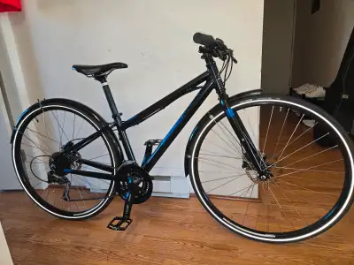 Mint Rocky Mountain Metropolis YVR Disc hybrid fitness bike. 15", View more