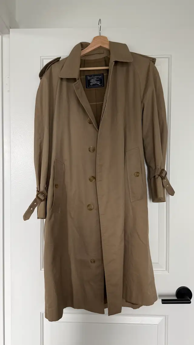 Vintage Burberrys Trench Coat in Women's - Tops & Outerwear in City of Toronto - Image 2