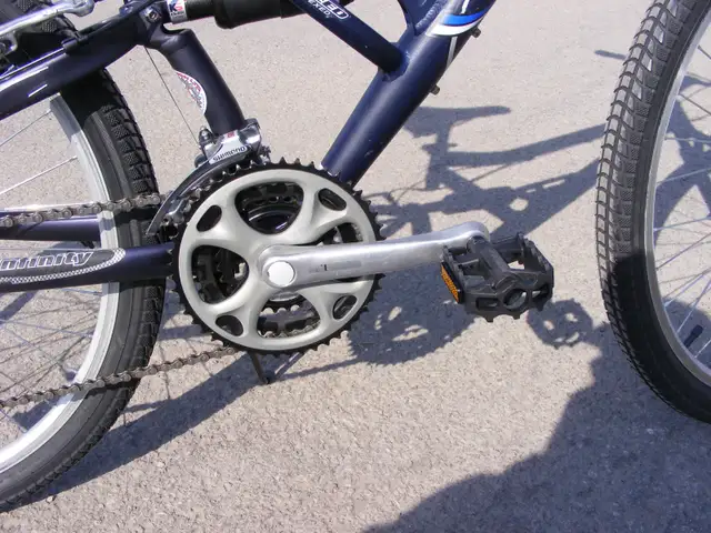 Vélo 26 po Infinity Mayhem, 21 vitesses, bleu. in Mountain in Laval / North Shore - Image 5