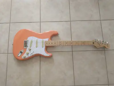 Limited Edition Player Stratocaster. Maple fingerboard/neck 22 frets It was converted to a hard tail...