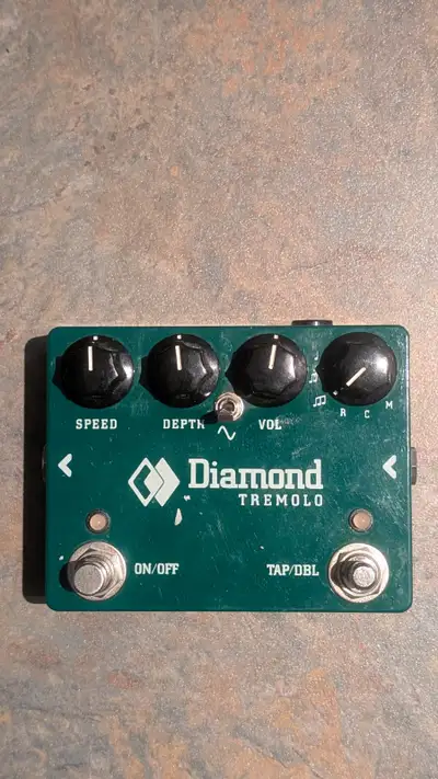 Diamond Tremolo TRM-1 (v1) is a boutique, all-analog optical tremolo pedal known for its warm, vinta...