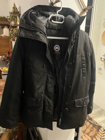 Manteaux hiver Canada Goose de couleur noir il est en Excellent état flamboyant comme NEUF Taille M...