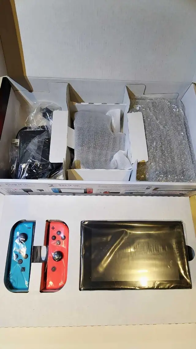 Nintendo Switch Launch Edition in Nintendo Switch in Laval / North Shore - Image 5