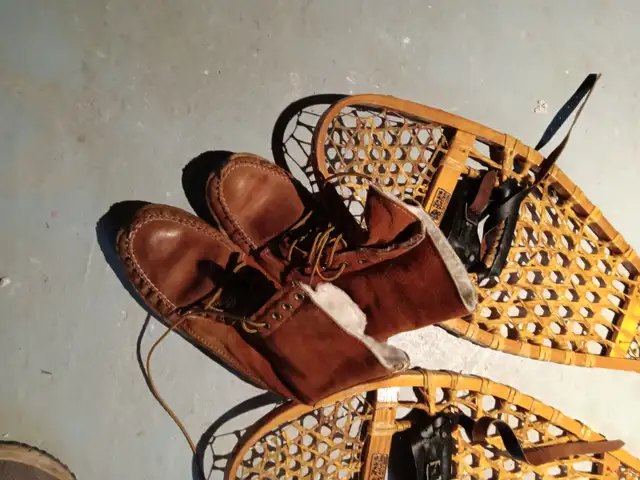 Raquettes vintage avec mocassins in Other in Laval / North Shore - Image 4