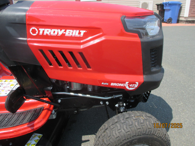 Lawn tractor Troy Bilt 42in, 547cc=19hp, automatic, new, use one in Lawnmowers & Leaf Blowers in Bathurst - Image 4