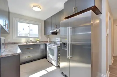 Large room with PRIVATE VANITY near Lincoln Fields