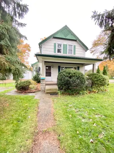 2,395 ALL INCLUSIVE – 2-Bedroom + Den Main Floor Unit | 509 Hale
