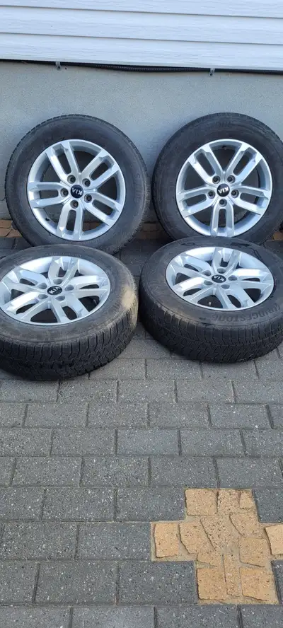 4 x mag de 16' Kia pour pneu 205 65 R16 . Bolt patern 5 x114.3 Les pneus sur les mags sont finis.