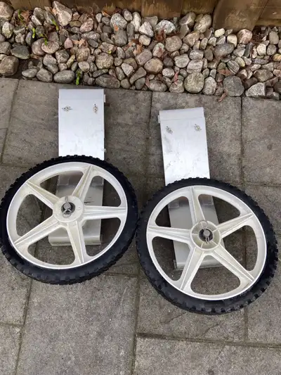 Selling Porta-bote wheels, in very good, almost new conditions.