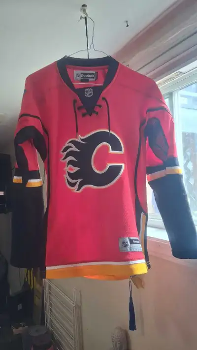 SIZE SMALL WOMANS This is a used Reebok Calgary Flames women's jersey, perfect for showing your team...