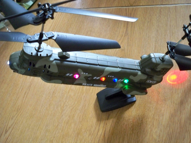 READY TO FLY TANDEM 8- BLADE RC HELICOPTER in Hobbies & Crafts in Winnipeg - Image 4