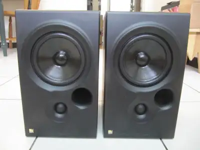Up for sale is a classic set of Kef Coda 7 Bi Ampable High Resolution Stereo Loudspeaker System. Par...