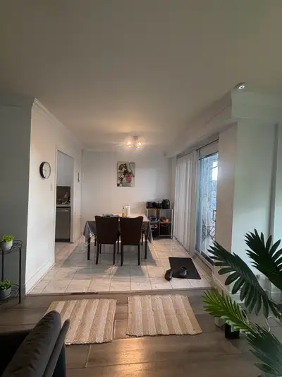 **Grand 4 ½ de plus de 1 000 pi² au rez-de-chaussée, avec stationnement intérieur** Vous cherchez de...