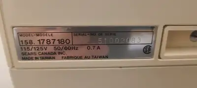 Machine a coudre vien avec petit coffre avec tout les fils et accessoires