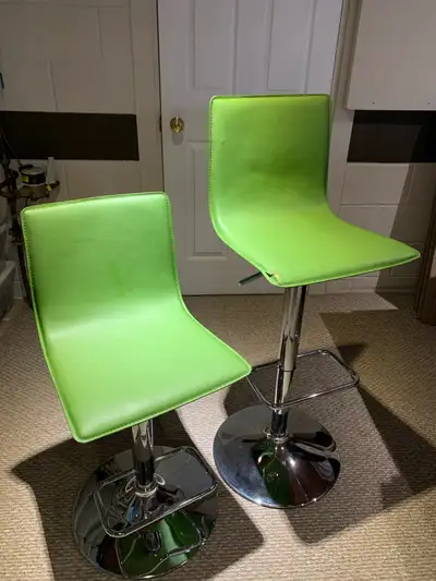 Asking $55 for the pair See in photos, there is a crack in one chair’s seam. Hydraulics work perfect...
