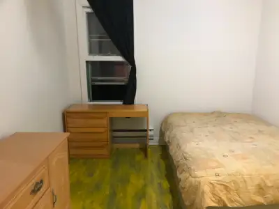 Bonjour à tous, Hola! J’ai une très belle chambre de disponible. Elle sera libre dès le 1er août. El...
