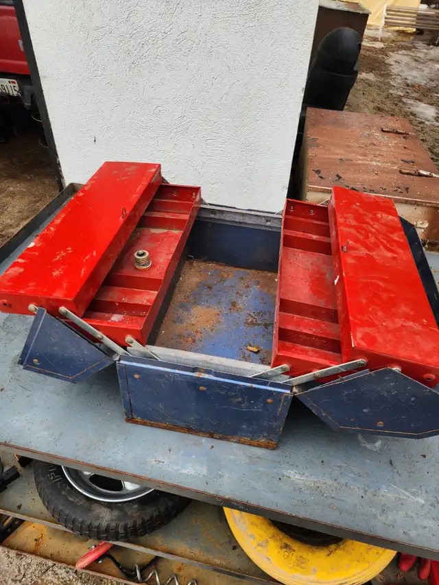 old rusty tool box heavy blue beach 18'' x 10'' x 13'' in Tool Storage & Benches in Oakville / Halton Region - Image 10