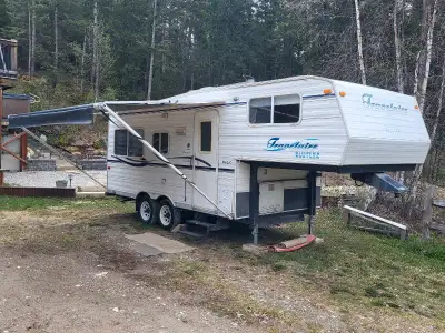 This 22 foot Travelaire Rustler has been cared for, is clean and well maintained. I has a great floo...